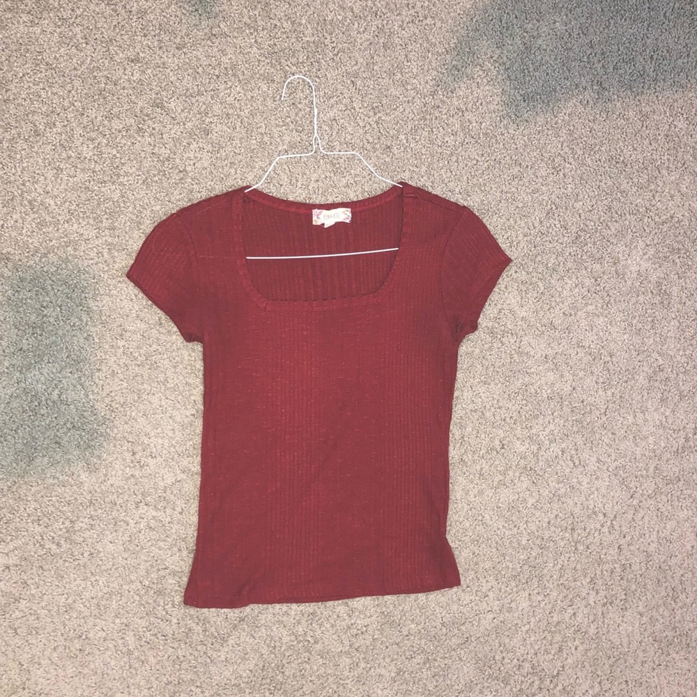 Burgundy short sleeve tee.
